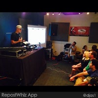 4/23/2014 tarihinde Beat Refinery DJ Schoolziyaretçi tarafından Beat Refinery DJ School'de çekilen fotoğraf