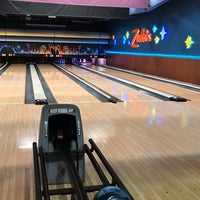 Photo taken at Zodo&amp;#39;s Bowling &amp;amp; Beyond by 3z/ C. on 10/11/2018