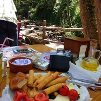 Снимок сделан в Dobruca Kaya Restaurant пользователем Elifnur E. 5/8/2013