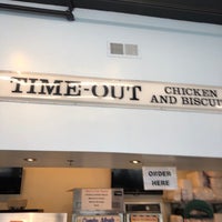 รูปภาพถ่ายที่ Time-Out Restaurant โดย Lauren B. เมื่อ 4/1/2019