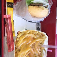 6/15/2017 tarihinde Stouphy T.ziyaretçi tarafından Burger and Fries'de çekilen fotoğraf