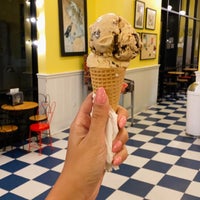 Das Foto wurde bei Beth Marie&amp;#39;s Old Fashioned Ice Cream Soda Fountain- Unicorn Lake von NM am 6/29/2021 aufgenommen