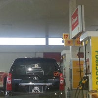 Photo taken at Shell by Momok T. on 11/28/2012
