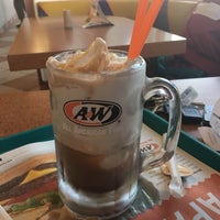 Foto tomada en A&amp;amp;W Restaurant  por Sanchon D. el 10/23/2016