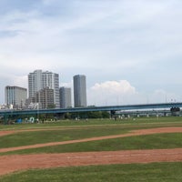 Photo taken at 二子玉川区民運動施設野球場 by naritaro on 5/5/2019
