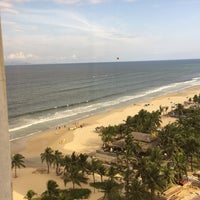 Foto diambil di Holiday Beach Hotel Danang Hotel &amp;amp; Resort oleh K P. pada 9/19/2019