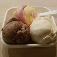 Photo taken at Jeni&amp;#39;s Splendid Ice Creams by Tamon K. on 9/1/2018