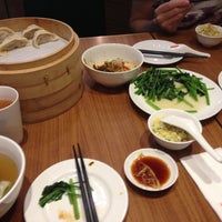 Photo taken at Din Tai Fung 鼎泰豐 by J L. on 5/8/2013