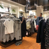 banana republic outlet store hours