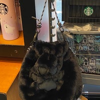 Photo taken at Starbucks by 番茄 小. on 10/22/2021