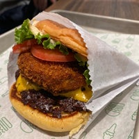 Photo taken at Shake Shack by 番茄 小. on 10/11/2019