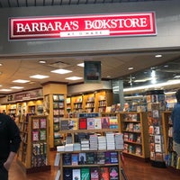 Photo taken at Barbara&amp;#39;s Bookstore by Ronee J. on 9/28/2022