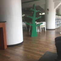 Photo prise au Biblioteca Juan Roa Vásquez par Yeny R. le3/19/2016