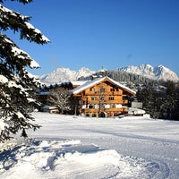 รูปภาพถ่ายที่ Rasmushof Hotel Kitzbühel โดย YELIZ เมื่อ 2/23/2013