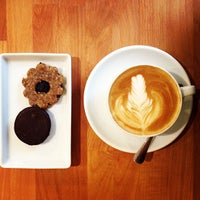 Foto tomada en Madal Cafe - Espresso &amp;amp; Brew Bar  por Regina B. el 7/30/2013