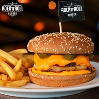 10/16/2014 tarihinde Rock &amp;#39;n&amp;#39; Roll Burgerziyaretçi tarafından Rock &amp;#39;n&amp;#39; Roll Burger'de çekilen fotoğraf