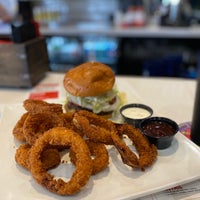 Foto tomada en Nicky Rottens Bar &amp;amp; Burger Joint  por Patrick O. el 7/9/2023