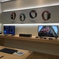 Photo taken at Apple Mayfair by Patrick O. on 4/8/2016