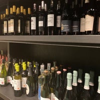 Foto tomada en Not Your Usual - Wine bar  por Murat el 12/7/2023