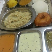 Foto diambil di Madura Indian Vegetarian Cuisine oleh Harini N. pada 7/21/2013