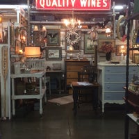 Foto diambil di Monticello Antique Marketplace oleh LaVonne R. pada 9/25/2017