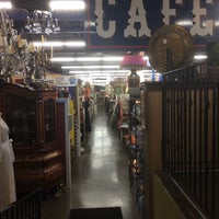 Das Foto wurde bei Monticello Antique Marketplace von LaVonne R. am 9/25/2017 aufgenommen