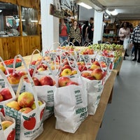 Photo taken at Honey Pot Hill Orchards by Matteo G. on 9/25/2022