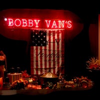รูปภาพถ่ายที่ Bobby Van&amp;#39;s โดย Biz T. เมื่อ 11/20/2019