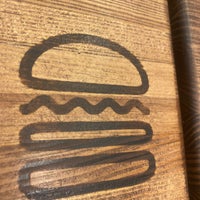 Photo taken at Shake Shack by Biz T. on 5/7/2021