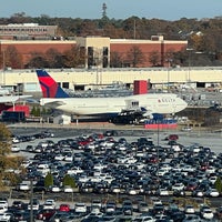 รูปภาพถ่ายที่ Renaissance Concourse Atlanta Airport Hotel โดย Biz T. เมื่อ 11/30/2022