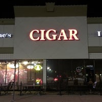 Foto tirada no(a) Jenuwine Cigar Lounge por Gregory B. em 9/6/2015
