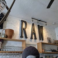 Foto tomada en RAW Urban Winery &amp;amp; Hard Cidery  por Russell S. el 10/9/2021