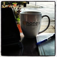 รูปภาพถ่ายที่ Honey Cafe โดย Ben K. เมื่อ 8/10/2013