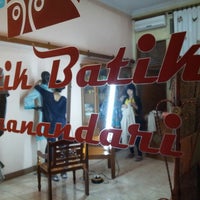 Foto diambil di Butik Batik Pranandari oleh Mugni T. pada 10/14/2012