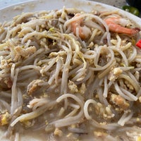 Photo taken at Tian Tian Lai (Come Daily) Fried Hokkien Mee 天天来炒福建虾面 by Eugene Y. on 8/22/2020