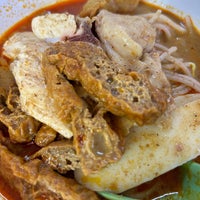 Photo taken at Ah Heng Curry Chicken Bee Hoon Mee 亚王咖喱鸡米粉面 by Eugene Y. on 1/16/2024