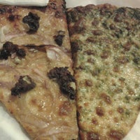 Снимок сделан в Hard Times Pizza пользователем Bobbi R. K. 12/14/2012
