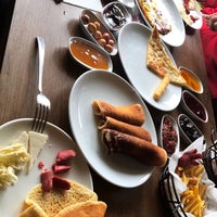 Das Foto wurde bei Karesi Cafe &amp;amp; Restaurant von Hüseyin A. am 2/24/2018 aufgenommen