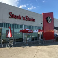 Photo taken at Steak &amp;#39;n Shake by Matthew L. on 8/15/2016