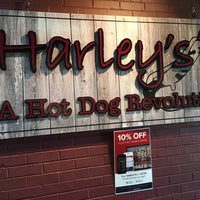 รูปภาพถ่ายที่ Harleys : A Hot Dog Revolution โดย Matthew L. เมื่อ 10/20/2017