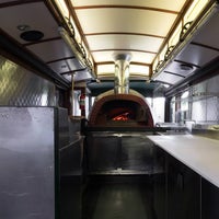 Foto tirada no(a) Clemente&amp;#39;s Trolley Pizzeria por Clemente&amp;#39;s Trolley Pizzeria em 4/18/2017