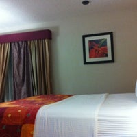 Das Foto wurde bei La Quinta Inn &amp;amp; Suites Orlando Universal Area von Giovanna N. am 12/10/2012 aufgenommen