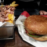 รูปภาพถ่ายที่ Cadillac Burgers โดย Boris D. เมื่อ 2/14/2014