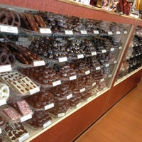 Das Foto wurde bei Alamo City Chocolate Factory von Brandi V. am 11/14/2012 aufgenommen