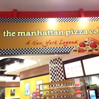 Foto tomada en The Manhattan Pizza Company  por Jolene C. el 11/9/2012