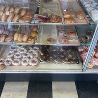 4/20/2023 tarihinde Erik G.ziyaretçi tarafından Donut Den'de çekilen fotoğraf
