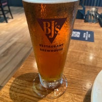 Photo taken at BJ&amp;#39;s Restaurant &amp;amp; Brewhouse by Luis R. on 8/8/2021
