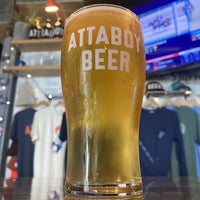 รูปภาพถ่ายที่ Attaboy Beer โดย John B. เมื่อ 4/6/2023