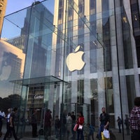 Photo taken at Apple Fifth Avenue by Gisselle J. on 10/21/2015