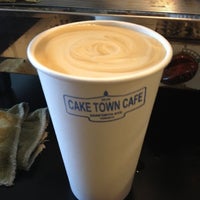 Foto scattata a Cake Town Cafe da Dee H. il 11/19/2012